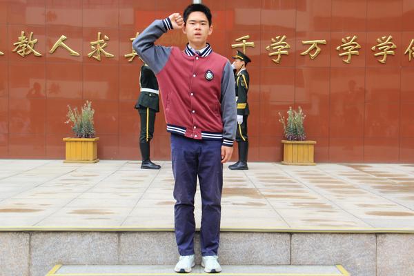 4袁方硕同学带领全体师生宣誓